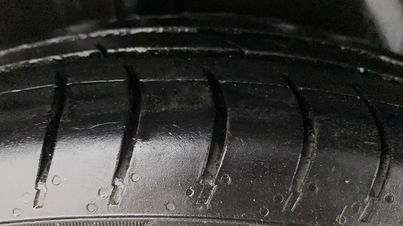 2011 Maruti Swift VXI, Petrol, Manual, 82,574 km, Right Rear Tyre Tread