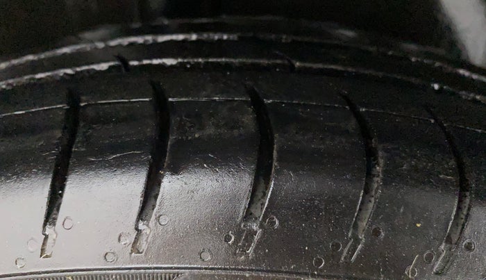 2011 Maruti Swift VXI, Petrol, Manual, 82,574 km, Right Rear Tyre Tread