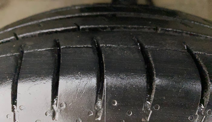 2011 Maruti Swift VXI, Petrol, Manual, 82,574 km, Left Front Tyre Tread