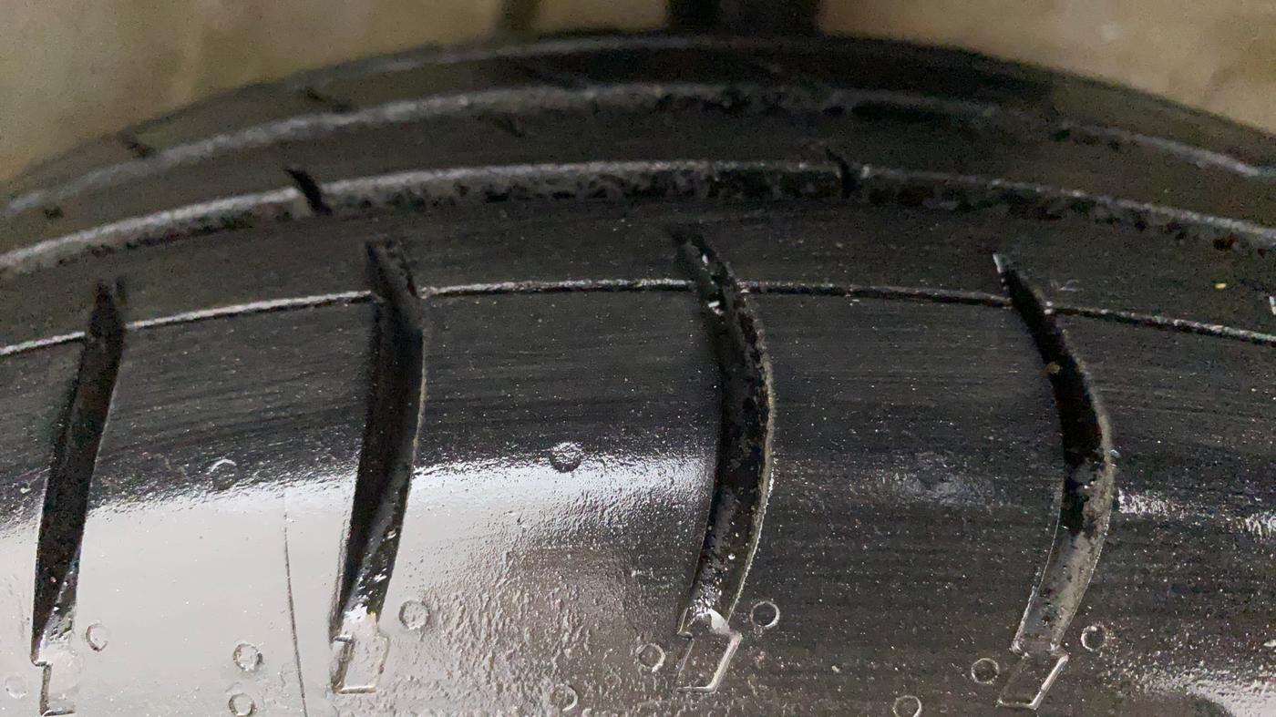 2011 Maruti Swift VXI, Petrol, Manual, 82,574 km, Right Front Tyre Tread