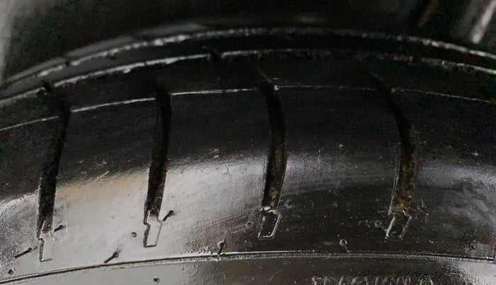 2011 Maruti Swift VXI, Petrol, Manual, 82,574 km, Left Rear Tyre Tread