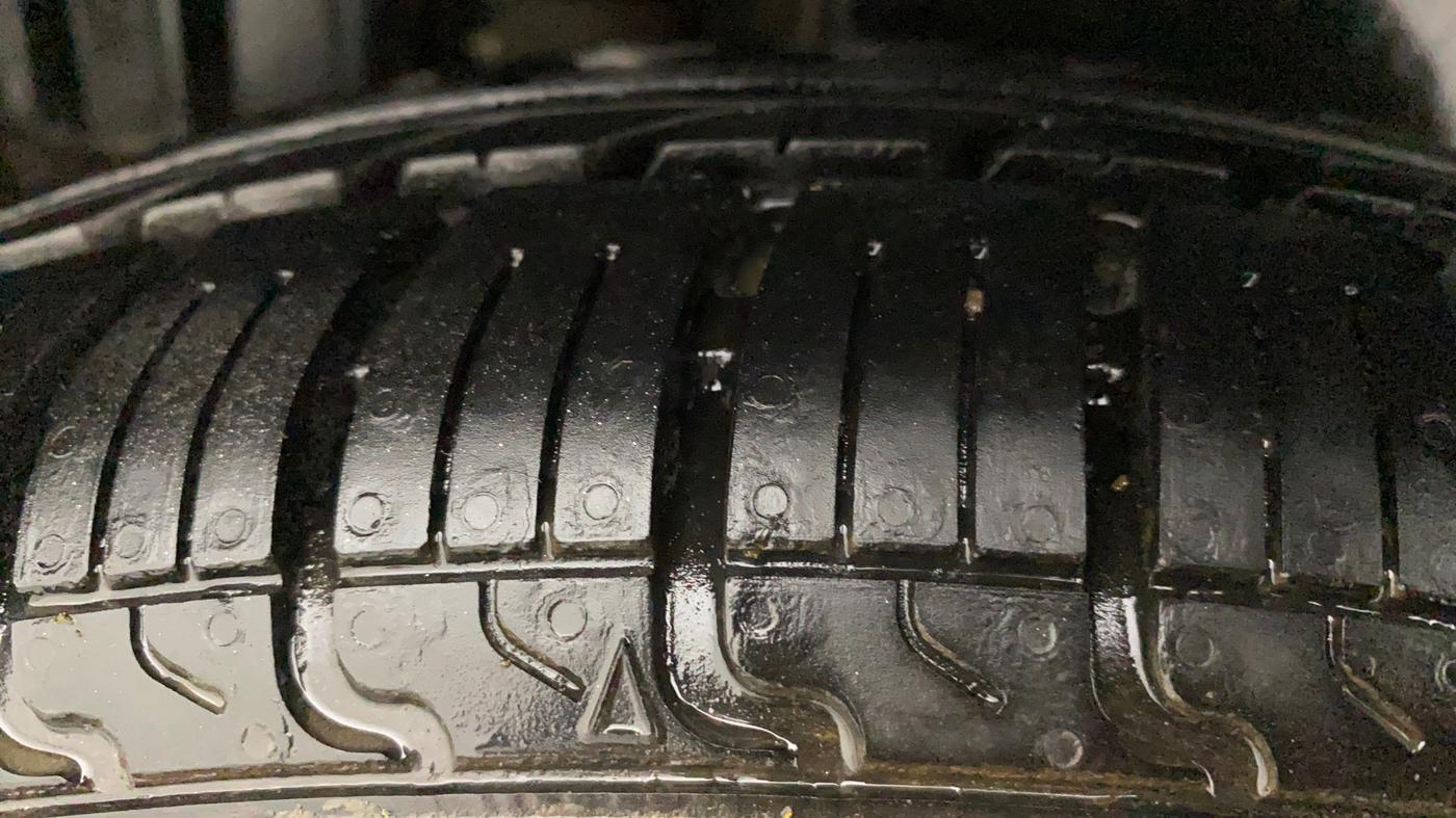 2014 Maruti Swift Dzire VXI, Petrol, Manual, 95,295 km, Right Rear Tyre Tread