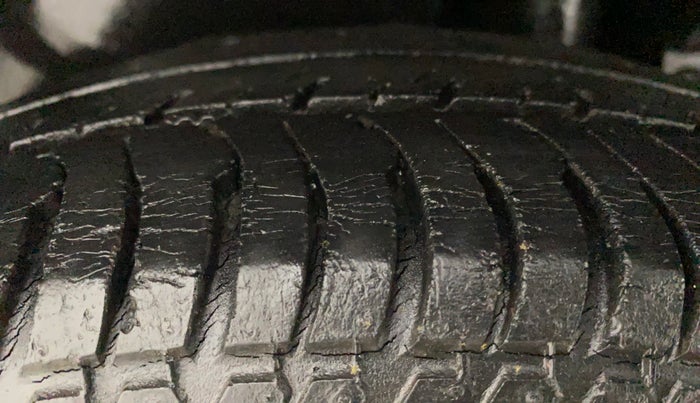 2014 Maruti Swift Dzire VXI, Petrol, Manual, 95,295 km, Left Rear Tyre Tread
