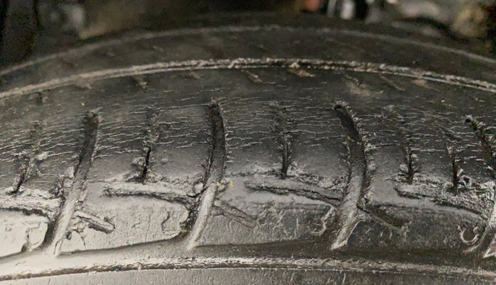 2014 Maruti Swift Dzire VXI, Petrol, Manual, 95,295 km, Left Front Tyre Tread