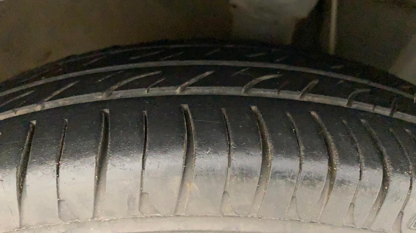 2011 Hyundai Eon ERA, Petrol, Manual, 66,491 km, Right Front Tyre Tread