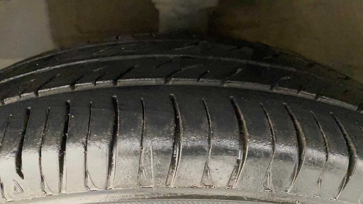 2011 Hyundai Eon ERA, Petrol, Manual, 66,491 km, Left Front Tyre Tread