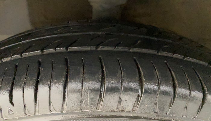 2011 Hyundai Eon ERA, Petrol, Manual, 66,491 km, Left Front Tyre Tread