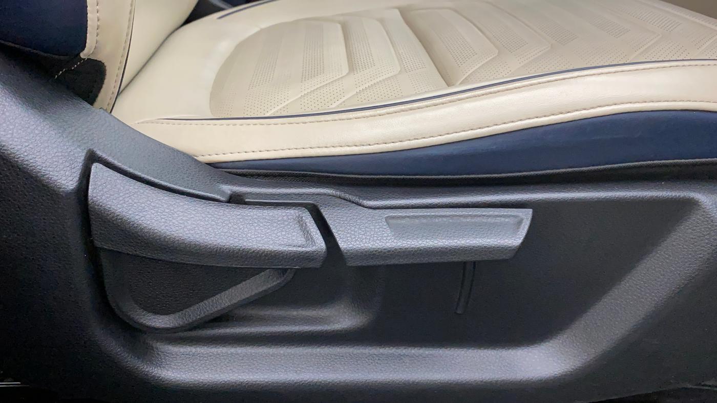 2022 KIA CARENS LUXURY PLUS 1.4 PETROL DCT 6 STR, Petrol, Automatic, 22,767 km, Driver Side Adjustment Panel