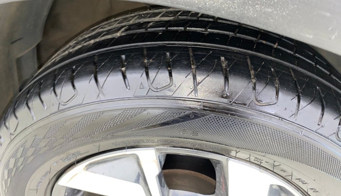 2021 KIA SONET HTX ANNIVERSARY EDITION 1.5, Diesel, Manual, 81,003 km, Right Front Tyre Tread