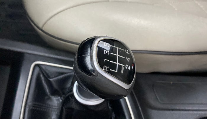 2015 Hyundai Elite i20 ASTA 1.4 CRDI, Diesel, Manual, 85,836 km, Gear lever - Knob cover torn