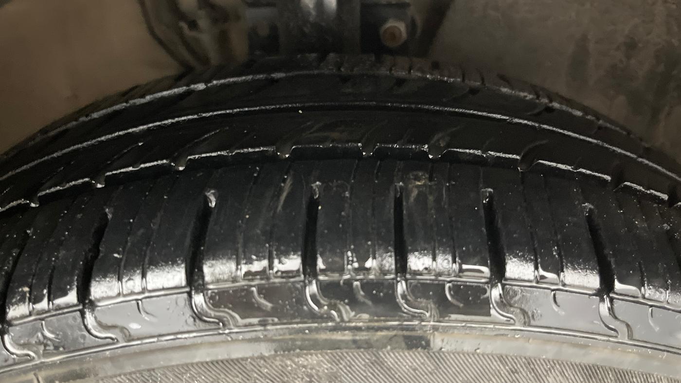 2015 Volkswagen Vento HIGHLINE 1.6 MPI, Petrol, Manual, 67,135 km, Right Front Tyre Tread