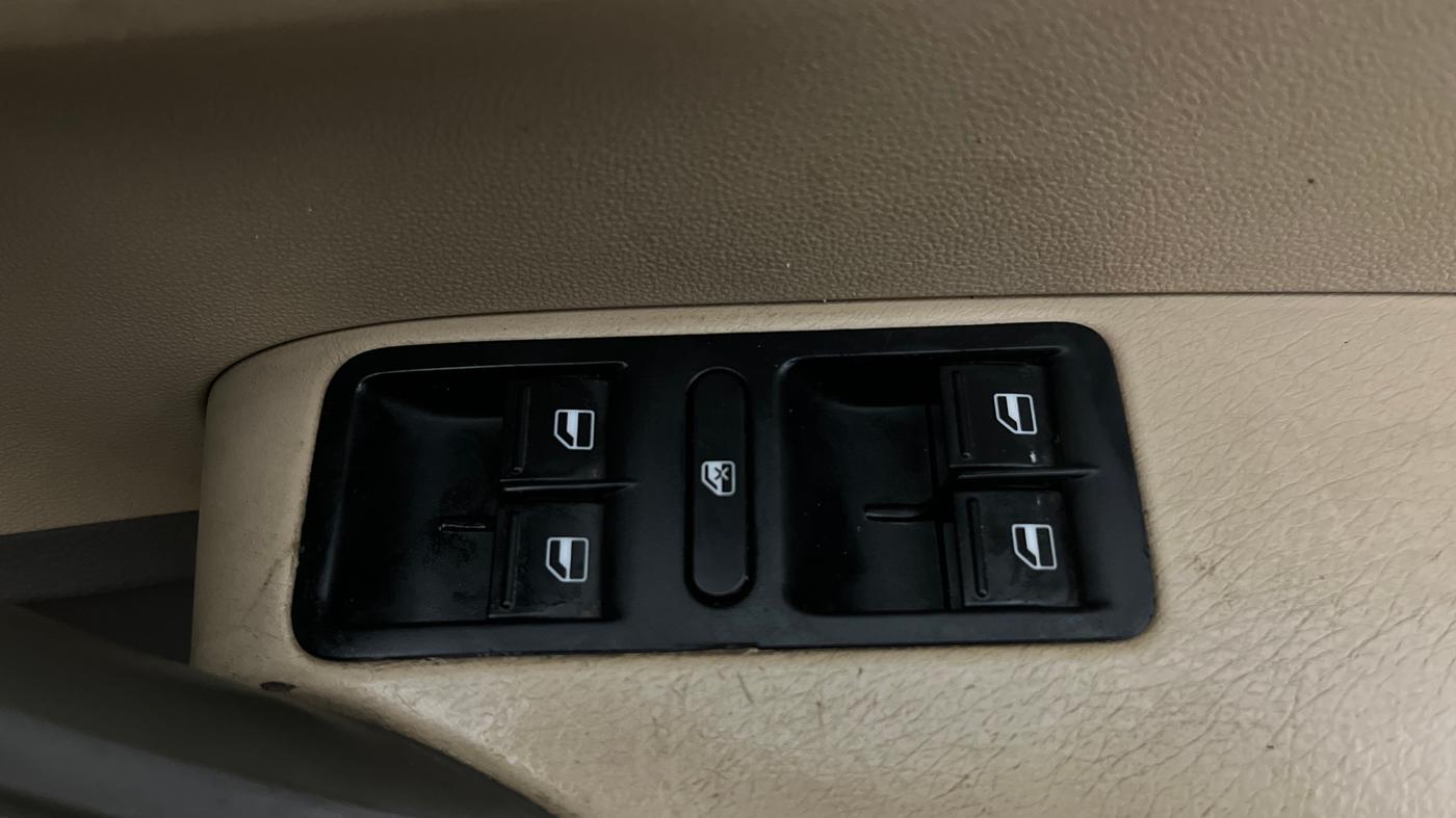 2015 Volkswagen Vento HIGHLINE 1.6 MPI, Petrol, Manual, 67,135 km, Driver Side Door Panels Control