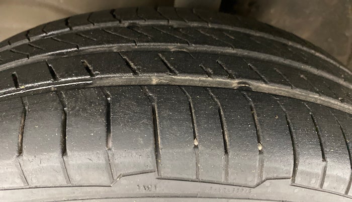 2012 Maruti Wagon R 1.0 VXI, Petrol, Manual, 56,373 km, Left Front Tyre Tread