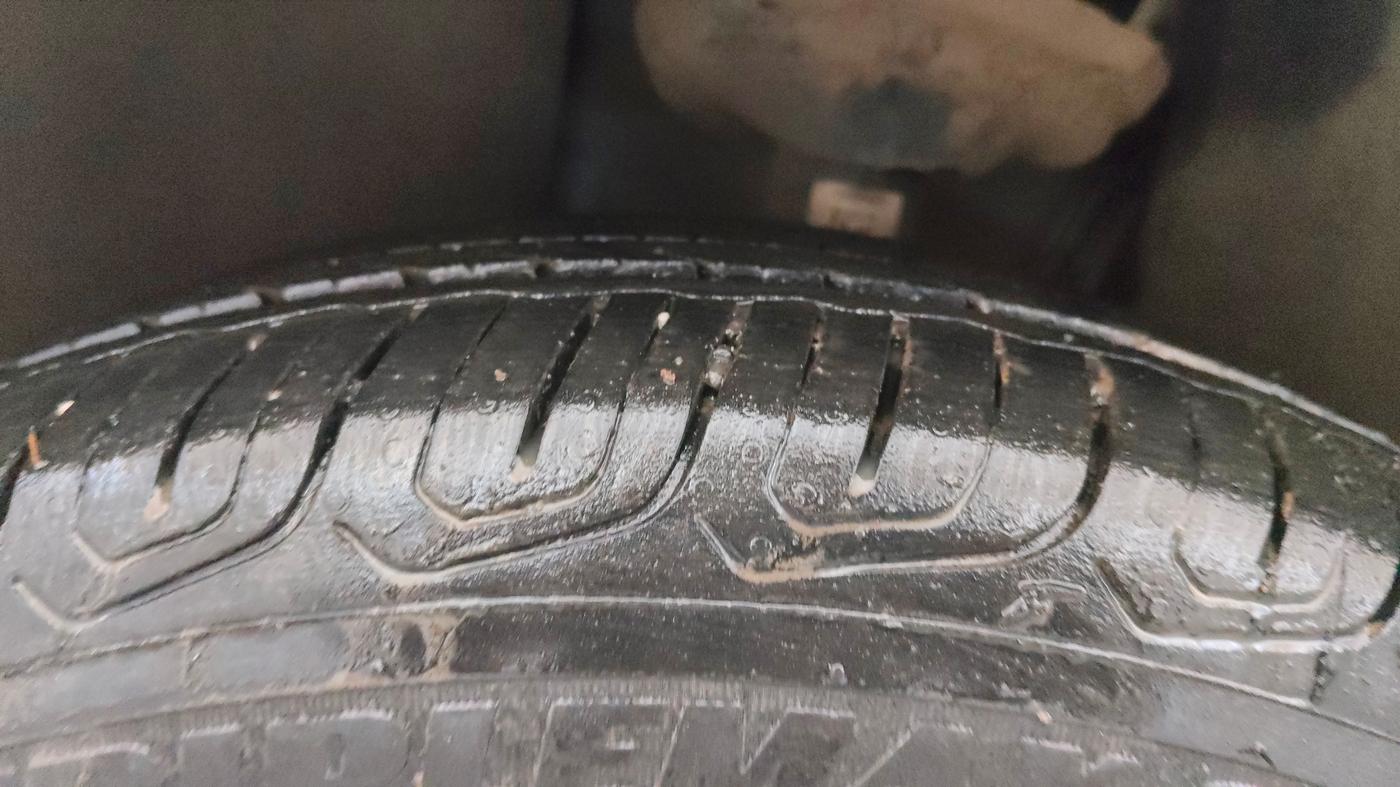 2023 Skoda SLAVIA STYLE 1.0L TSI AT, Petrol, Automatic, 27,545 km, Left Front Tyre Tread