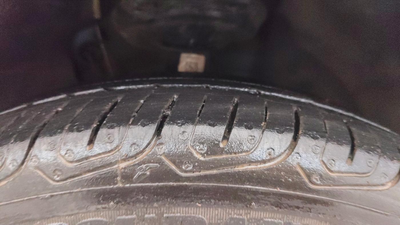 2023 Skoda SLAVIA STYLE 1.0L TSI AT, Petrol, Automatic, 27,545 km, Right Front Tyre Tread