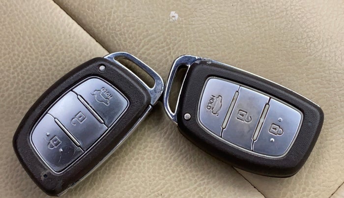 2013 Hyundai Grand i10 ASTA 1.2 KAPPA VTVT, Petrol, Manual, 1,03,079 km, Key Close Up