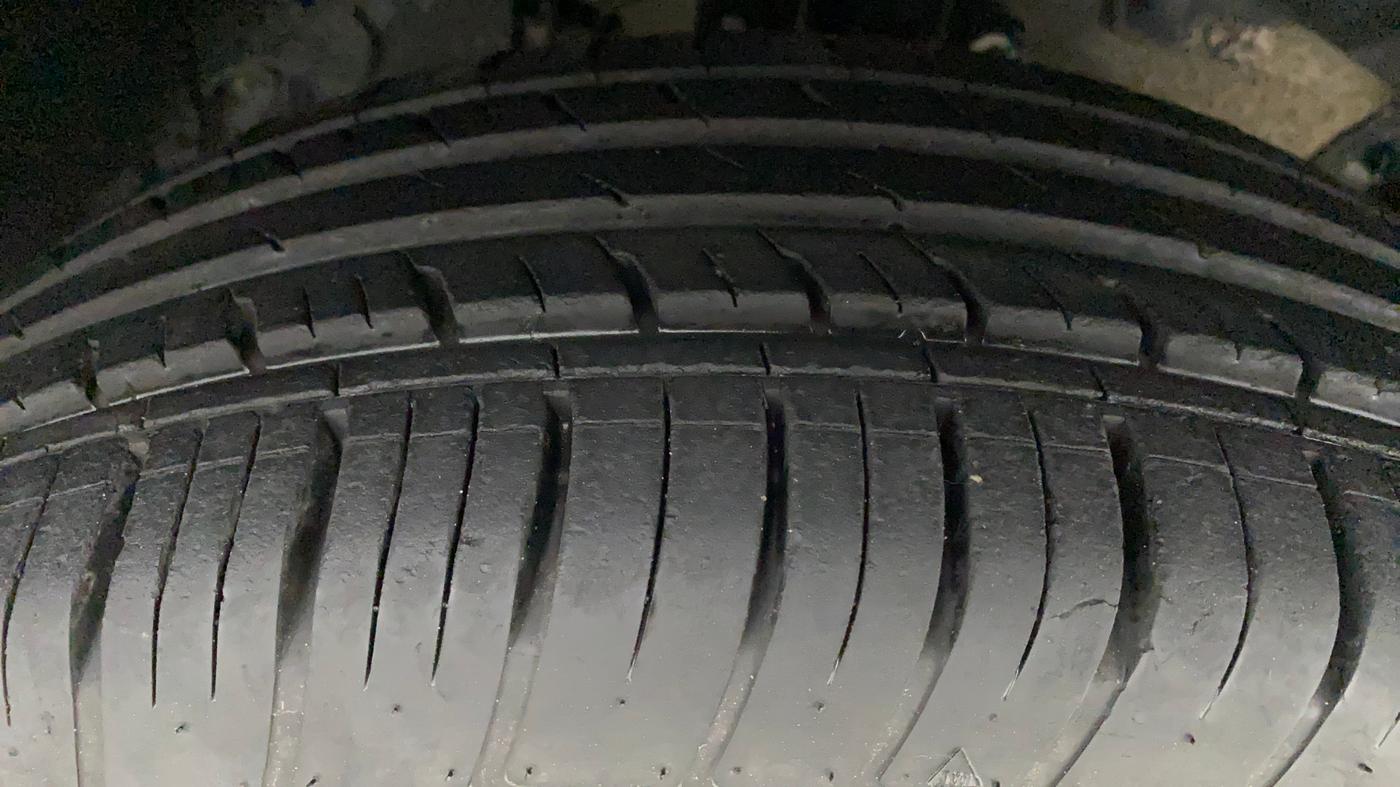 2019 Renault Duster 110 PS RXZ AMT DIESEL, Diesel, Automatic, 25,628 km, Right Front Tyre Tread