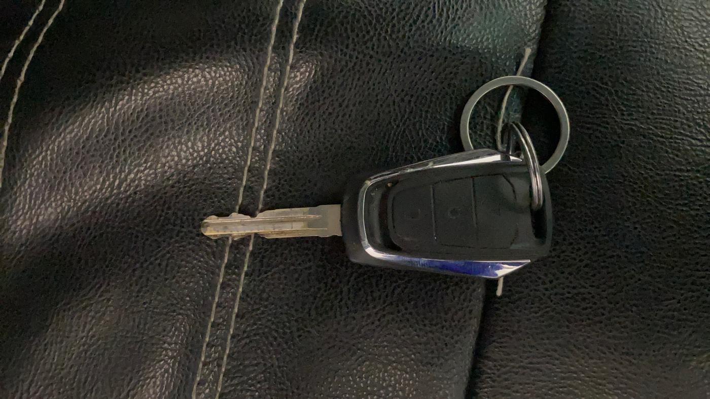 2016 Mahindra Kuv100 K8 6 STR, Petrol, Manual, 55,029 km, Key Close Up