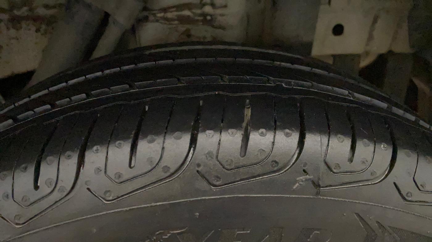 2016 Mahindra Kuv100 K8 6 STR, Petrol, Manual, 55,029 km, Left Rear Tyre Tread