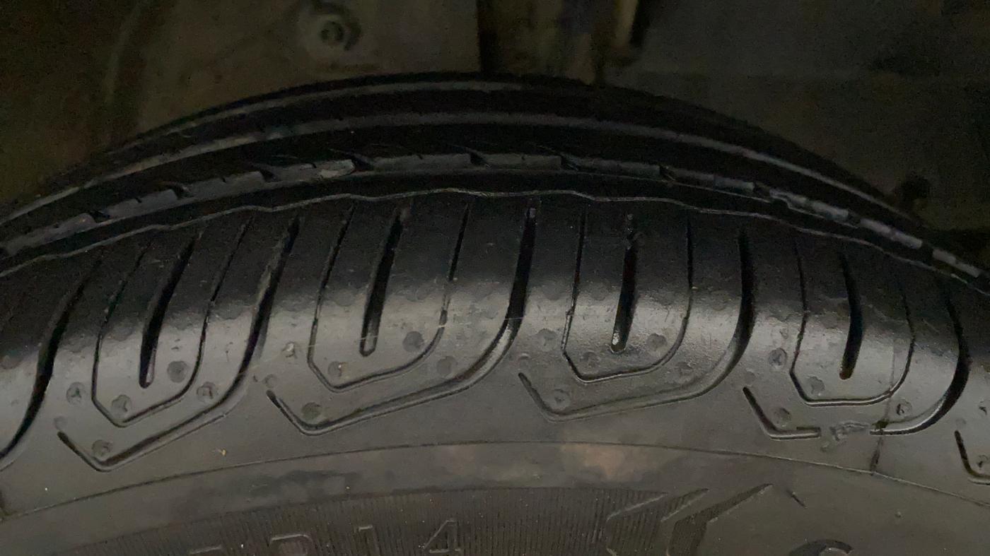 2016 Mahindra Kuv100 K8 6 STR, Petrol, Manual, 55,029 km, Right Front Tyre Tread