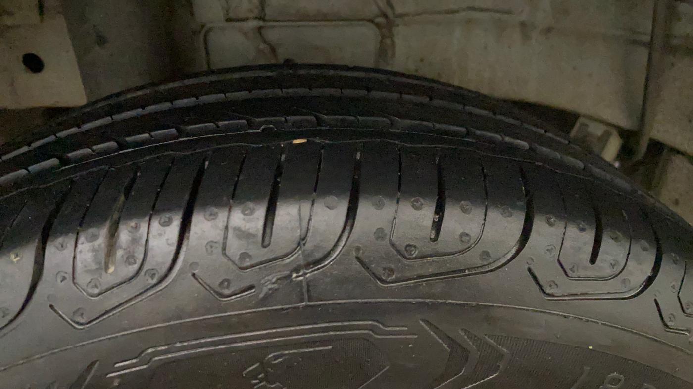 2016 Mahindra Kuv100 K8 6 STR, Petrol, Manual, 55,029 km, Right Rear Tyre Tread