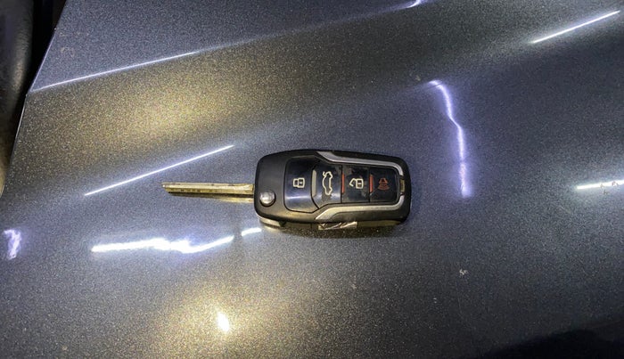 2022 Tata NEXON XE PETROL, CNG, Manual, 35,790 km, Key Close Up