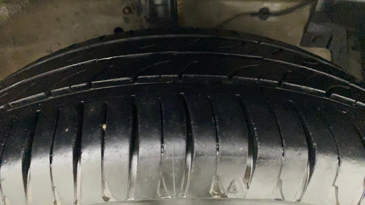 2015 Maruti Ciaz ZXI AT, Petrol, Automatic, 85,437 km, Right Front Tyre Tread