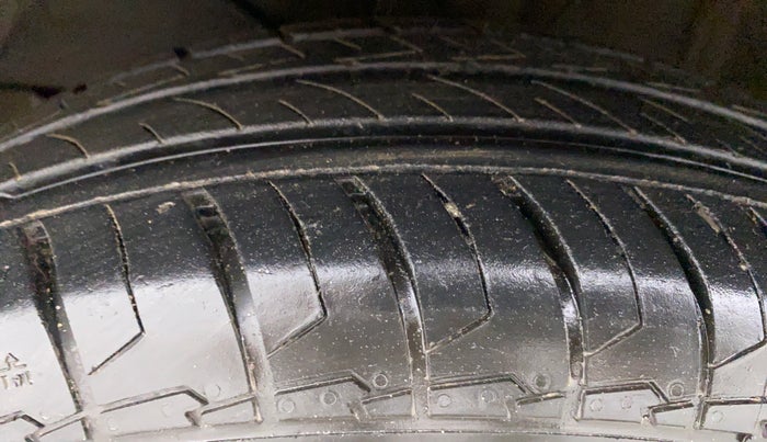 2022 Maruti Dzire VXI CNG, CNG, Manual, 23,223 km, Left Front Tyre Tread