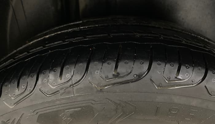 2013 Volkswagen Vento HIGHLINE PETROL AT, Petrol, Automatic, 64,381 km, Right Rear Tyre Tread