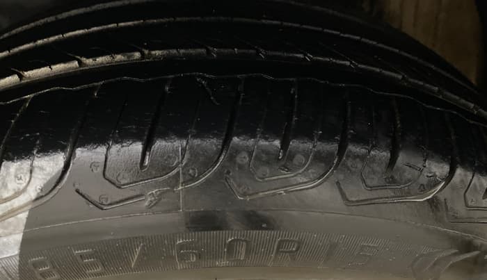 2013 Volkswagen Vento HIGHLINE PETROL AT, Petrol, Automatic, 64,381 km, Left Front Tyre Tread