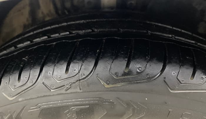 2013 Volkswagen Vento HIGHLINE PETROL AT, Petrol, Automatic, 64,381 km, Right Front Tyre Tread