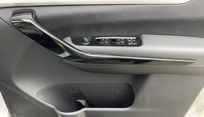 2023 Mahindra XUV700 AX 7 D AT 7 STR, Diesel, Automatic, 16,368 km, Driver Side Door Panels Control