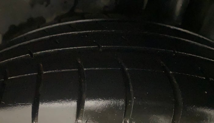 2015 Maruti Ciaz ZXI, Petrol, Manual, 38,542 km, Left Rear Tyre Tread