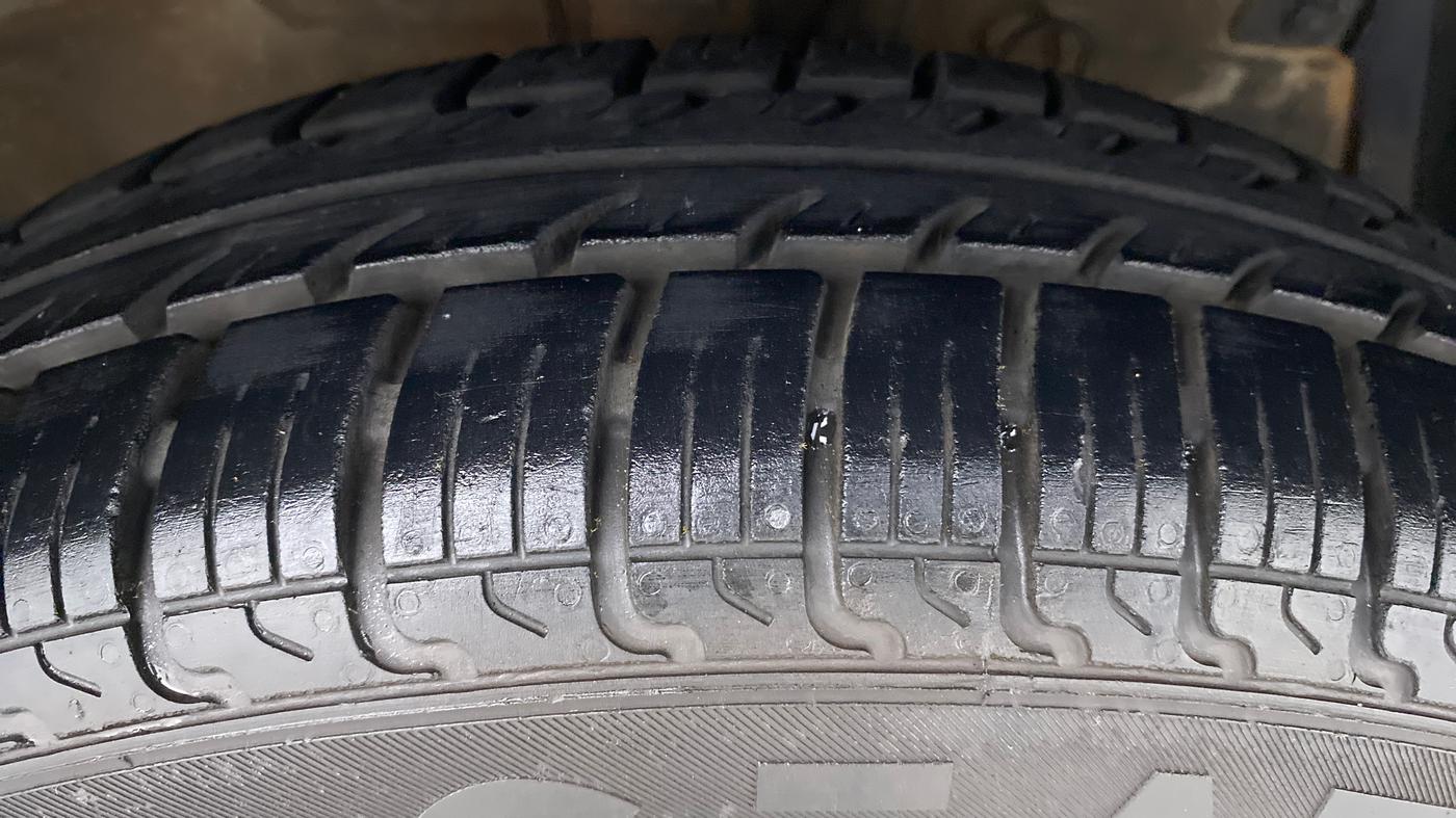 2016 Maruti Swift Dzire VXI OPT, Petrol, Manual, Right Front Tyre Tread