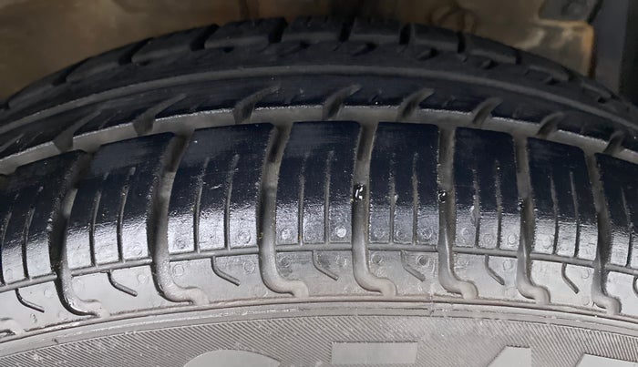 2016 Maruti Swift Dzire VXI OPT, Petrol, Manual, Right Front Tyre Tread
