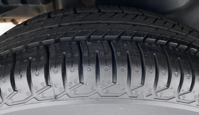 2016 Maruti Swift Dzire VXI OPT, Petrol, Manual, Right Rear Tyre Tread