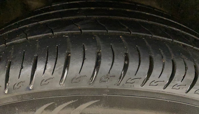 2016 Maruti Vitara Brezza VDI (O), Diesel, Manual, 97,573 km, Right Rear Tyre Tread