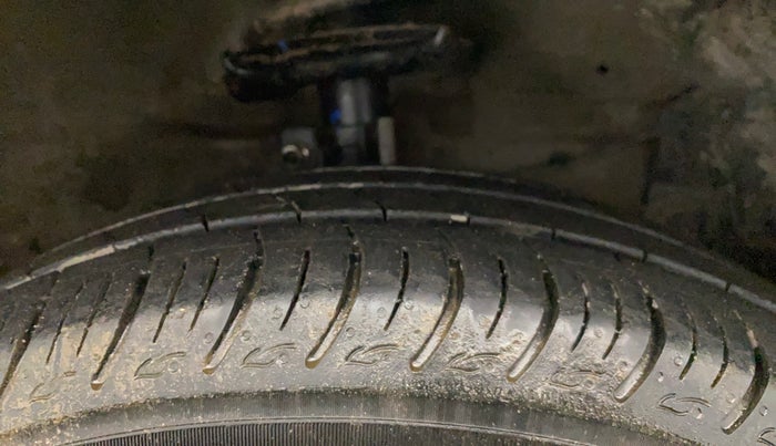 2014 Maruti Swift Dzire ZXI, Petrol, Manual, 42,349 km, Right Front Tyre Tread