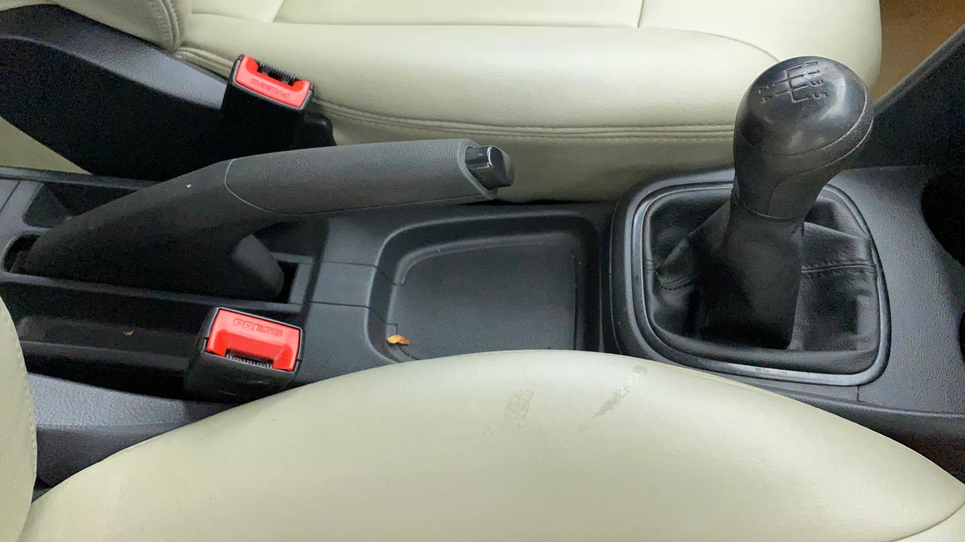 2014 Volkswagen Polo COMFORTLINE 1.2L, Petrol, Manual, 58,833 km, Gear Lever