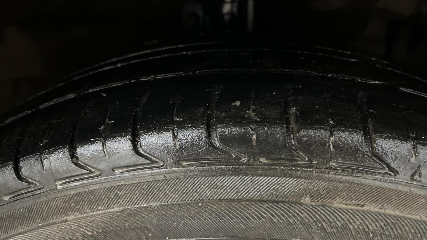 2016 Maruti Ciaz ZDI+ SHVS, Diesel, Manual, 87,931 km, Right Front Tyre Tread
