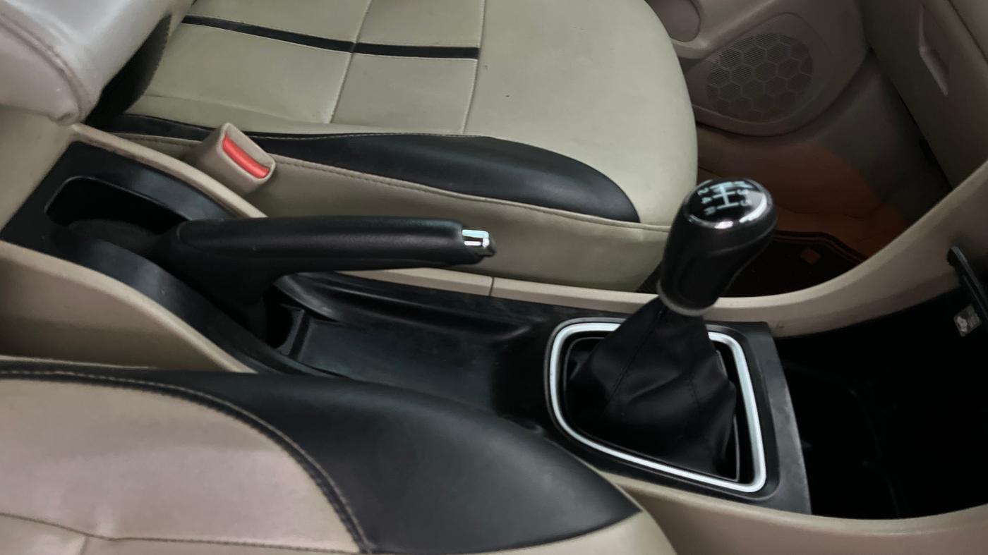 2016 Maruti Ciaz ZDI+ SHVS, Diesel, Manual, 87,931 km, Gear Lever