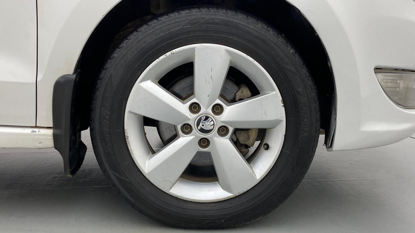2016 Skoda Rapid 1.5 TDI AT AMBITION, Diesel, Automatic, 85,720 km, Right Front Wheel