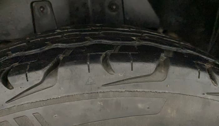 2016 Mahindra TUV300 T8, Diesel, Manual, 1,26,142 km, Left Rear Tyre Tread