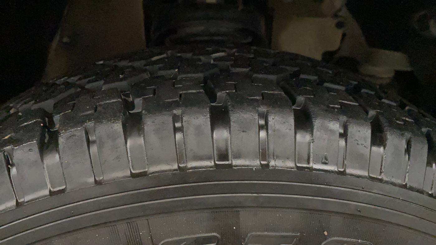 2016 Mahindra TUV300 T8, Diesel, Manual, 1,26,142 km, Right Front Tyre Tread