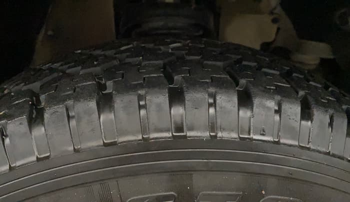 2016 Mahindra TUV300 T8, Diesel, Manual, 1,26,142 km, Right Front Tyre Tread