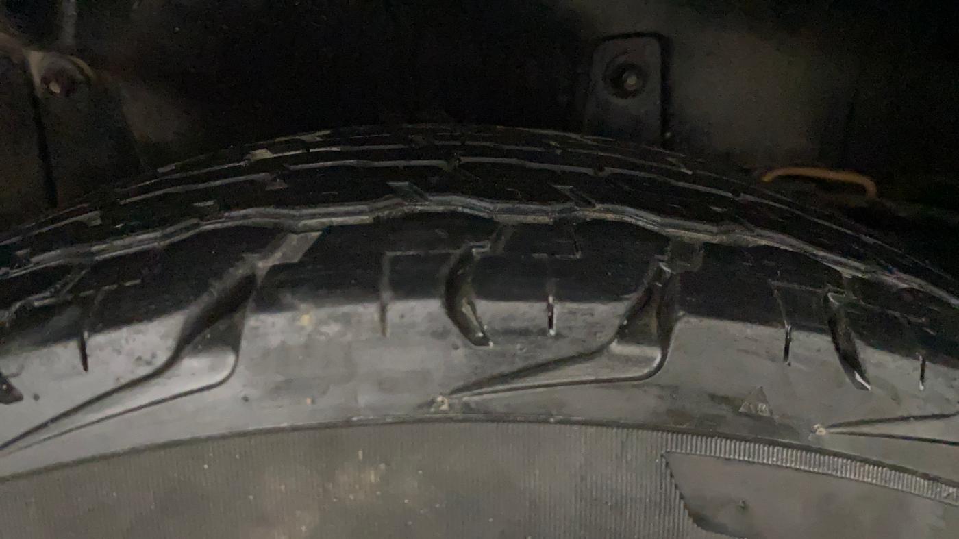 2016 Mahindra TUV300 T8, Diesel, Manual, 1,26,142 km, Right Rear Tyre Tread