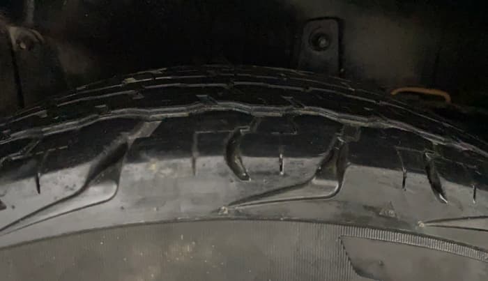 2016 Mahindra TUV300 T8, Diesel, Manual, 1,26,142 km, Right Rear Tyre Tread