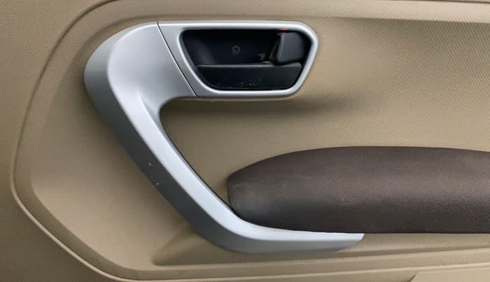 2016 Mahindra TUV300 T8, Diesel, Manual, 1,26,142 km, Driver Side Door Panels Control