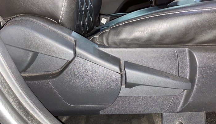 2023 Nissan MAGNITE XV MT, Petrol, Manual, 17,733 km, Driver Side Adjustment Panel