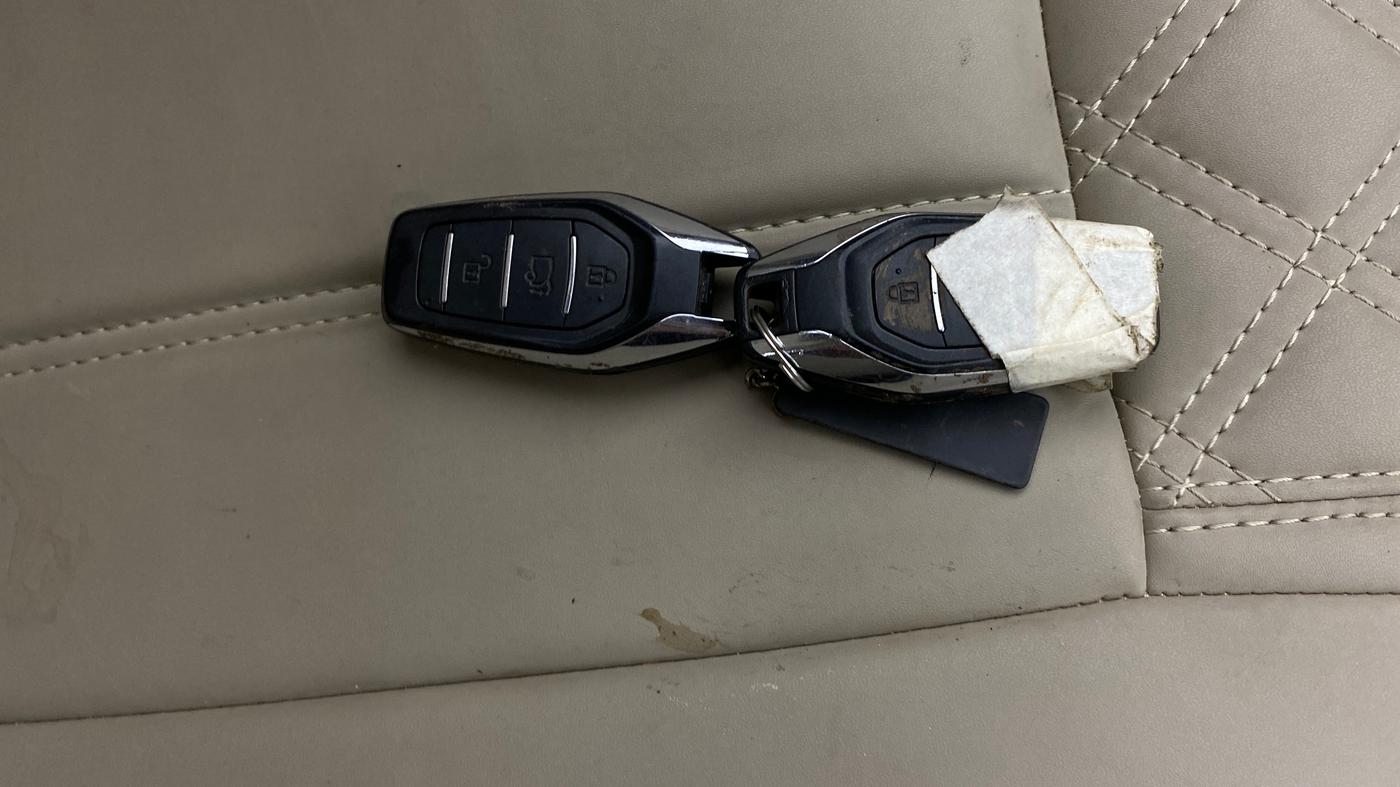 2015 Mahindra XUV500 W10, Diesel, Manual, 70,757 km, Key Close Up